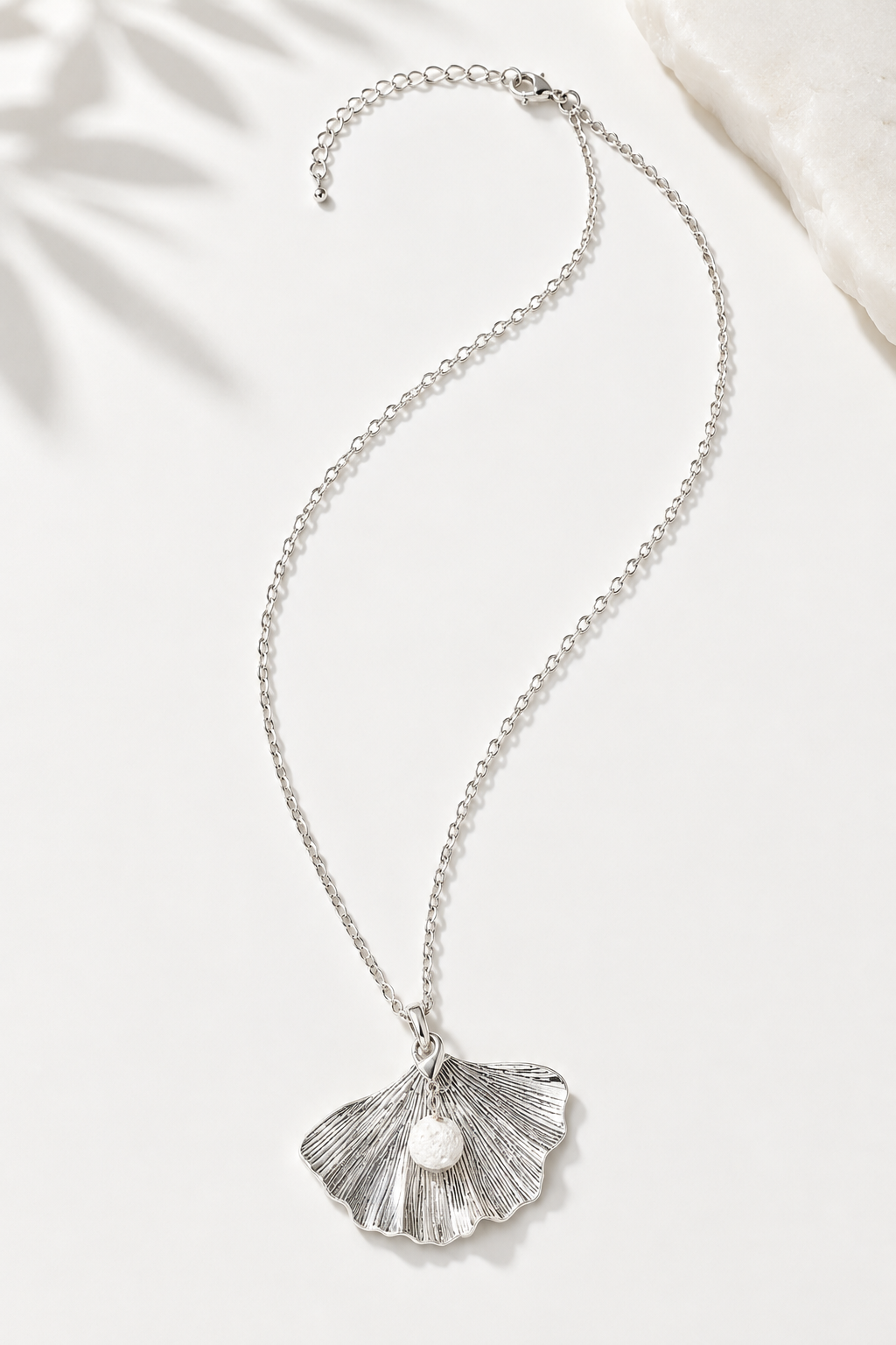 „Ginkgo“ · Kette mit Duftstein